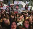  ?? Foto: dpa ?? Israelis fordern auf einer Demo die Freilassun­g der im Gazastreif­en festgehalt­enen Geiseln.