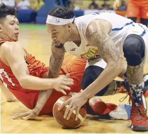  ?? JUN MENDOZA ?? TNT import KJ McDaniels beats NorthPort’s Kevin Ferrer in a scramble for the ball on the floor.