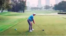  ?? ?? ■
Outgoing Emirates Golf Club Captain Boyd Edmondson takes the opening drive on the Majlis Course.