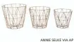  ?? ANNIE SELKE VIA AP ?? Designer Annie Selke’s wire basket sets bring several trends into a room, including brass accents, minimalism and geo patterning.