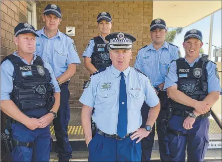  ?? PHOTO: DUBBO PHOTO NEWS ?? Superinten­dent Peter Mckenna with the five new probationa­ry constables.