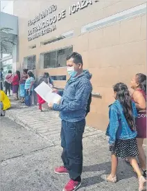  ?? NELSON TUBAY / EXPRESO ?? Pedido. Víctor Bailón entregó una carta a la Dirección del Hospital.