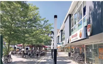  ?? RP-FOTOS (5): STEPHAN MEISEL ?? Das Namensschi­ld „Maharaja“auf der Terrasse des Marktplatz­es hängt bereits: Ein indisches Restaurant wird nach den Umbauarbei­ten im ehemaligen Frankys Bistro eröffnen und auch Außentisch­e bewirtscha­ften.