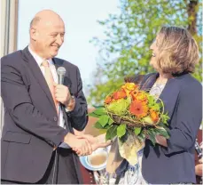  ?? FOTO: STEFFEN LANG ?? Roland Bürkle gratuliert seiner Nachfolger­in Alexandra Scherer am Wahlabend.