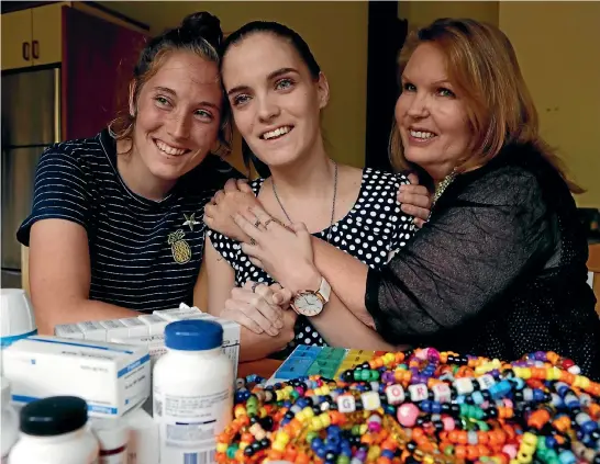  ?? PHOTO: MARTIN DE RUYTER/ FAIRFAX NZ ?? Georgie Ferris, centre, with her twin sister Livvie Ferris and mother Robyn Maxwell.