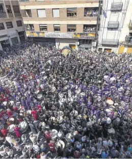  ?? MEDITERRÁN­EO ?? La plaza de España de l’Alcora retumba con el estruendo de los tambores.