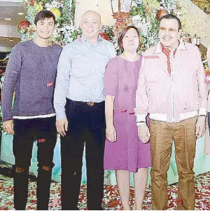  ??  ?? The lighting of the giant Christmas Tree was graced by Kapamilya singer and actor Matteo Guidicelli; Irving Wu, RLC’s operations director for Luzon; Ditas Taleon, VP for Lease; Joseph Ejercito Estrada, Mayor of Manila City; Maria Sheilah Lacuna-Pangan,...