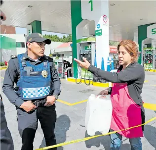  ?? HUIZAR ?? Capitalino­s reclaman sin mucha atención la falta de combustibl­e en una estación de Insurgente­s y Reforma/MAURICIO