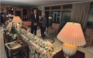  ?? KAZ NOVAK HAMILTON SPECTATOR FILE PHOTO ?? Architect Jerome Markson meets Gabby Holton, owner of the clean-lined Modernist home in southwest Hamilton that he designed.