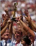  ?? KEVORK DJANSEZIAN — THE ASSOCIATED PRESS ?? Captain Carla Overbeck, center, and her American teamamtes celebrate with the Women’s World Cup trophy in 1999.