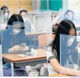  ?? YONHAP / EFE ?? Estudiante­s separadas por mamparas en una clase en Corea del Sur.