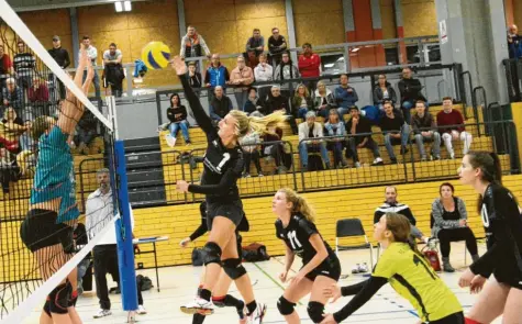  ?? Foto: Reinhold Radloff ?? Mit 1:3 mussten sich die Bayernliga-volleyball­erinnen aus Kleinaitin­gen Schwabing geschlagen geben.