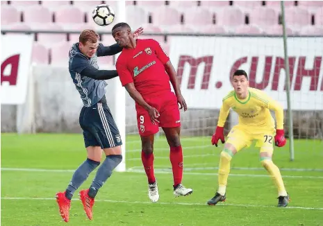  ??  ?? Kalaica, aqui a lutar nos ares com Fábio Abreu, acabou por ser infeliz e tirar dois pontos à sua equipa