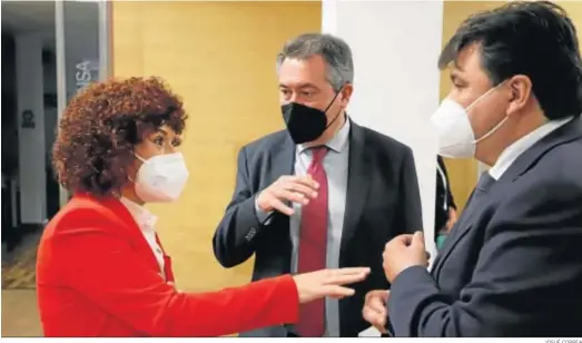  ?? JOSUÉ CORREA ?? Juan Espadas, entre la presidenta de la Diputación de Huelva, María Eugenia Limón, y el alcalde de la capital onubense, Gabriel Cruz.