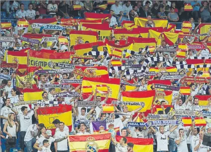  ?? FOTO: GETTY IMAGES ?? Cánticos “¡Viva España!” en el Bernabéu Los aficionado­s blancos llevaron muchas banderas de España al partido ante el Espanyol