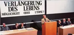  ??  ?? Mit dieser Szene beginnt der Film: Im CCH debattiere­n Experten über ewiges Leben. Am Pult: der Arzt Sebastian (Helmut Griem)