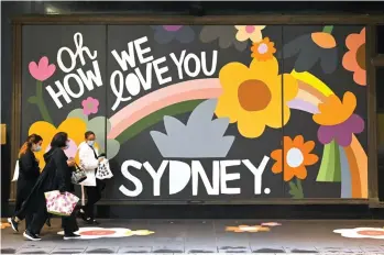  ?? STEVEN SAPHORE/AFP ?? BELANJA: Orang-orang berjalan melewati toko ritel di Sydney kemarin (11/10) setelah Sydney mengakhiri lockdown Covid-19 selama 106 hari.