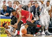  ?? CHRIS KNIGHT / ASSOCIATED PRESS ?? Penn State’s Josh Reaves and Ohio State’s Andre Wesson
chase the ball Thursday. The Buckeyes trailed by up to 30 at one point in the second half.