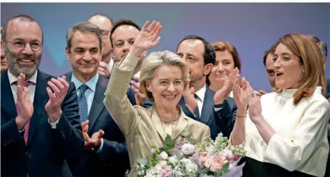  ?? FOTO: ANDREEA ALEXANDRU/AP/DPA ?? Letzte Woche ließ sie sich noch auf dem EVP-Kongress in Bukarest zur Spitzenkan­didatin für die Europawahl wählen. Jetzt wird Ursula von der Leyen von der eigenen Partei angeklagt. Es geht um über zehn Milliarden Euro für Ungarn, die die Kommission freigab.
