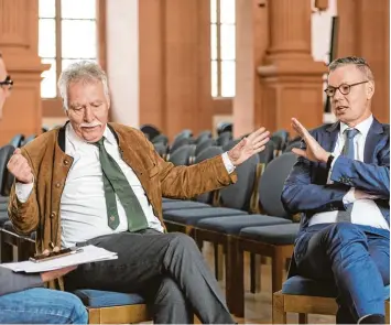  ?? Foto: Thomas Obermeier ?? Peter Bofinger (rechts) ist das dienstälte­ste Mitglied der Wirtschaft­sweisen. Wolfgang Wiegard gehörte bis 2011 dem Gremium an und war bis 2012 auch Mitglied des Rats der Immobilien­weisen.