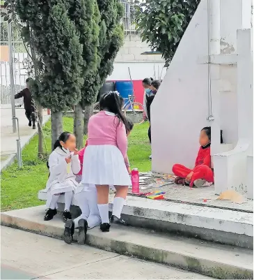  ?? ?? Los entornos socioemoci­onales incluyen la convivenci­a entre escolares