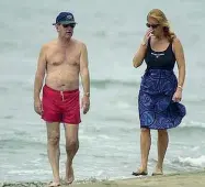  ??  ?? Gaddo della Gherardesc­a e Sarah Ferguson sulla spiaggia Sotto Mario Incisa della Rocchetta con Filippo di Edimburgo