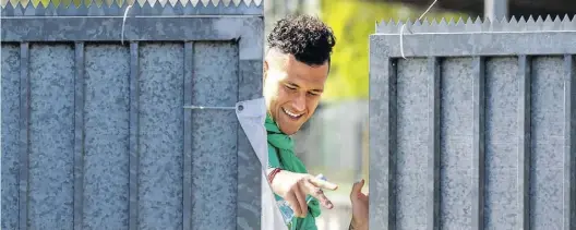  ?? BILD: IMAGO ?? Das Tor steht wieder offen für die Profis: Werder Bremens Davie Selke geht unter strengen Auflagen zum Training.