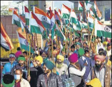  ?? ANI ?? Farmers march with the national flag during the tiranga rally at Tikri border on Thursday.