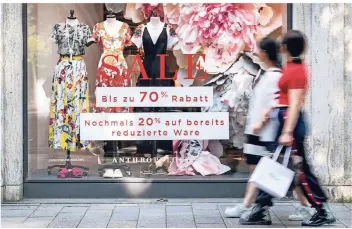  ?? FOTO: JANA BAUCH/DPA ?? Mit hohen Rabatten versuchten die Händler (wie hier in Düsseldorf) in den vergangene­n Wochen bereits, ihre Bestände zu verringern.
