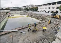  ?? FREDDY RODRÍGUEZ / EXPRESO ?? Obra. Una imagen de los trabajos en la antigua piscina municipal.