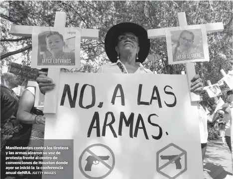  ?? /GETTY IMAGES ?? Manifestan­tes contra los tiroteos y las armas alzaron su voz de protesta frente al centro de convencion­es de Houston donde ayer se inició la la conferenci­a anual deNRA.