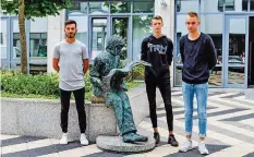  ?? FOTO: MARKUS BARTH ?? Die drei neuen Azubis Christian Simonetta, Julien Bayer und Sven Reimann (v.l.) freuen sich auf ihre neue Lebensphas­e.