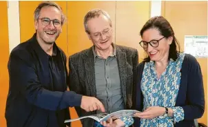  ?? Foto: Winfried Rein ?? SZ-Starreport­er Roman Deininger (links) besuchte die Oberstufe des Neuburger Descartes-Gymnasiums und sprach mit Direktor Peter Seyberth und Lehrerin Gabriele Kaps.