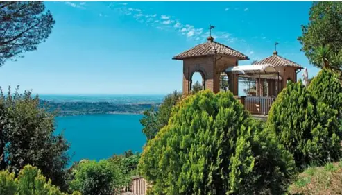  ??  ?? Castel Gandolfo, tappa imprescidi­bile per i suoi tesori, dai resti della villa dell’imperatore Domiziano ai giardini papali.