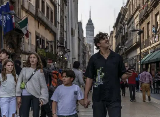  ?? Alejandro Cegarra/nyt ?? Een Amerikaans­e familie wandelt in de Madero-boulevard in Mexico-Stad.