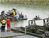  ?? APA (2) ?? Großeinsat­z auf der Donau: Alle Bootsinsas­sen waren ins Wasser gestürzt