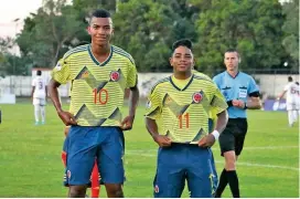  ?? FOTO ?? John Solís (10) y Sebastián Giraldo (11), dos jugadores del selecciona­do de Colombia en el Sudamerica­no.