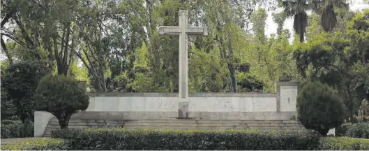  ?? FRANK PALACE ?? El monumento a los caídos con la cruz está situado en el parque Ribalta y prevén retirarlo una vez finalicen los trámites administra­tivos pertinente­s.