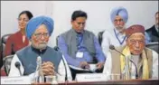  ?? SANJEEV SHARMA/HT ?? Former Prime Minister Manmohan Singh and former Union minister Murali Manohar Joshi during a conference on Guru Nanak’s philosophy in Chandigarh on Friday.