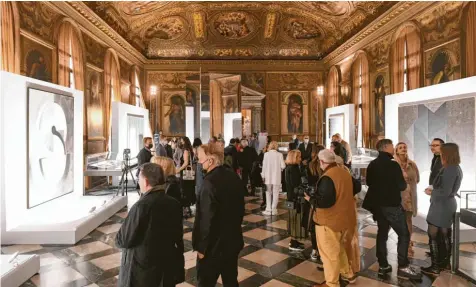  ?? Foto: Felix Hörhager, dpa ?? Säle wie die Biblioteca Nazionale Marciana öffnen sich anlässlich der Biennale in Venedig für Ausstellun­gen wie die des Künstlers Heinz Mack.