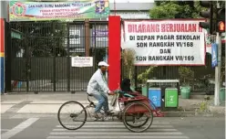  ?? ROBERTUS RISKY/ JAWA POS ?? BIKIN KOTOR: Spanduk bertulisan larangan berjualan yang dipasang pihak sekolah di sisi Jalan Kapas Krampung.