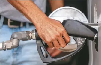  ?? ?? 高油價讓駕駛人吃不消，如果微調開車習慣、以及善用科技輔助，可以在一定程度上減少­荷包失血。(Getty Images)