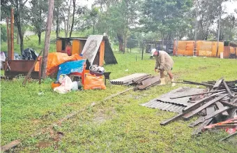  ??  ?? Damnificad­os del Bañado Tacumbú reciclan madera y chapas para refugiarse de la lluvia en el cuartel del Regimiento de Infantería 14. Algunos esperan la ayuda estatal y están en la intemperie.