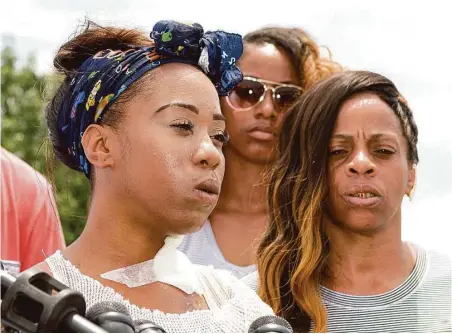  ?? Wilf Thorne ?? Haronisha Alexander addresses reporters after being interviewe­d by Houston Police at the Taco Bell at 3155 S. Loop Freeway.