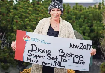  ?? FOTO: ATLANTIC LOTTERY ?? Die Lottogewin­nerin Diane Bishop hat nun 1,5 Millionen Dollar zur Verfügung, die ihr helfen können, ihre schwere Krankheit zu überwinden und zudem ihre Familie abzusicher­n.