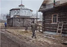  ??  ?? Museet består av över hundra år gamla hus som Olesia och Aleksandr har hittat i övergivna byar utanför Rybinsk, monterat ner och monterat upp igen.
