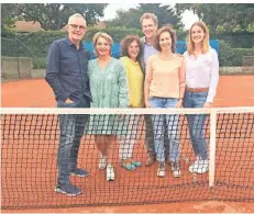  ?? RP-FOTO: JULIA BRABECK ?? Ulrich Rungwerth, Simin Löffeler, Uta Wahl, Ingo Koch, Anne Floßbach und Carina Naujoks (v.l.) auf dem Spielfeld des TC Mannesmann.