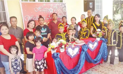  ??  ?? BERGAMBAR bersama keluarga dari Kg Bongkut Ranau.