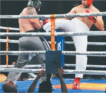  ?? - Gracieuset­é ?? Pierre Ouellette (à droite) a causé une certaine surprise en l’emportant par décision unanime des juges contre l’Américain Tony Thompson au gala de kick-boxing présenté lundi, au Casino de Montréal.