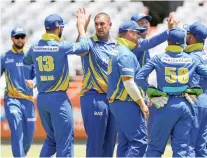  ?? BACKPAGEPI­X ?? MATCH WINNER: Rory Kleinveldt, centre, of the Cape Cobras celebrates with his teammates.